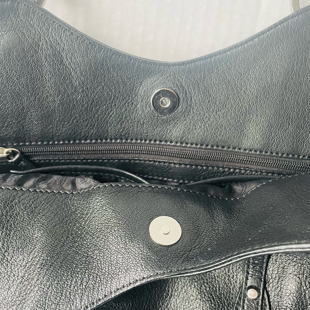 Michael Kors AV-1305 Leather Handbag - Picture 4 of 10